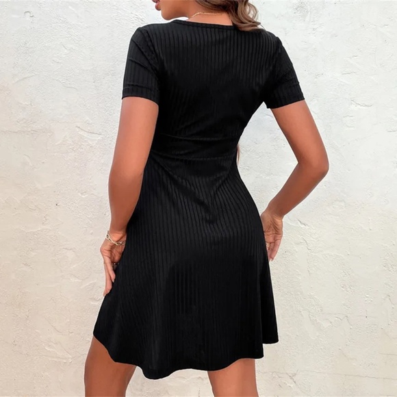 2/$40 Black Sheath Mini Dress Short Sleeve V-Neck Fit & Flare Casual Elegant - Picture 6 of 6